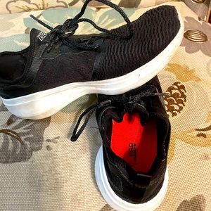 Women’s Skechers go run